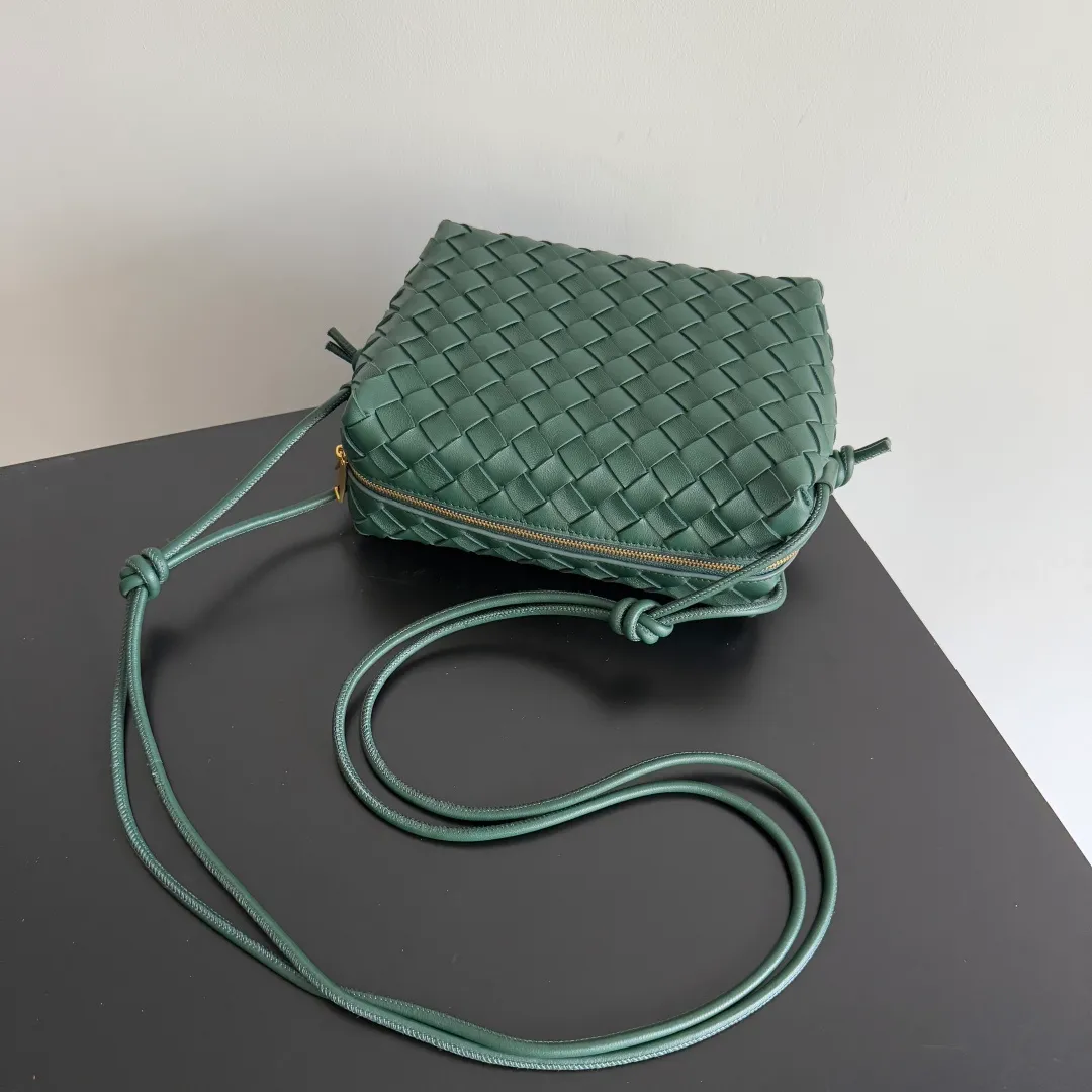 Batch 1260 𝗕𝗼𝘁𝘁𝗲𝗴𝗮 𝗩𝗲𝗻𝗲𝘁𝗮———— The latest version of the loop camera bag💥 at BV’s King of Cost-Effectiveness counter, large woven texture➕As always, ultra-high-quality lambskin, with zippers and adjustable drawstrings, it is especially suitable for the belly💫It can hold anything, and it is very light in weight, suitable for🈴️girls of all ages, size: 22*15*8cm, style number: 680255